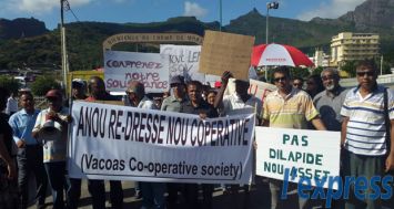 Des membres de la Vacoas Popular Multipurpose Cooperative Society ont manifesté à Port-Louis, vendredi 26 juin.