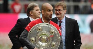 L'entraîneur du Bayern Munich, l'Espagnol Pep Guadiola, célèbre le titre de champion d'Allemagne après le match contre Mayence, le 23 mai 2015 à Munich.