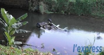 Une voiture a terminé sa course dans une rivière, à Flacq, ce samedi 27 juin. L'accident a coûté la vie à une jeune femme.