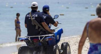 Policiers patrouillantà Sousse sur la plage près de l'hôtel Imperial Marhabada cible d'un attentat vendredi. Des centaines de policiers patrouillaient dimanche dans les rues des villes touristiques de Tunisie, deux jours après l'attaque revendiquée par l'Etat islamique qui a fait 39 morts, en majorité des touristes britanniques. [Photo: REUTERS]