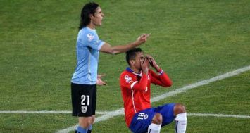 Le défenseur chilien Gonzalo Jara simule une agression d'Edinson Cavani de l'Uruguay en quart de finale de la Copa America, le 24 juin 2015 à Santiago.