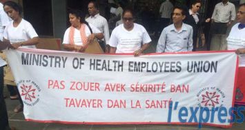 Des membres de la Nursing Association et de la Ministry of Health Employees Union ont manifesté à Port-Louis, mercredi 1er juillet.