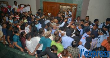 Jeudi 2 juillet à la New Court House, des membres du Conseil des ministres et des partisans s’étaient élevés contre la sentence infligée à Pravind Jugnauth.