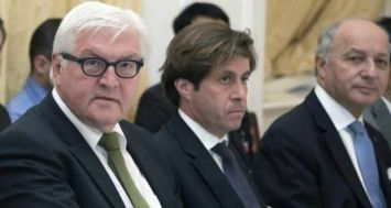 Le ministre allemand des Affaires étrangères Frank-Walter Steinmeier (g) et son homologue français Laurent Fabius autour de la table de négociations à Vienne sur le dossier iranien, le 6 juillet 2015.