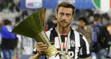 Le milieu de terrain de la Juventus Claudio Marchisio avec le trophée de champion d'Italie, le 23 mai 2015 au Juventus Stadium.