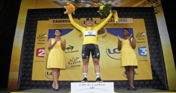 Tony Martin endosse pour la première fois de sa carrière le maillot jaune du Tour de France.