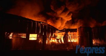 Les soldats du feu espère pouvoir circonscrire l’incendie qui s’est déclaré dans les locaux de l’ancienne usine de la CMT,  à la mi-journée mercredi 8 juillet.