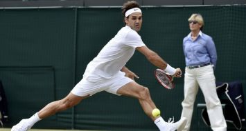 Roger Federer s’est qualifié pour sa dixième demi-finale à Wimbledon après sa victoire sur Gilles Simon.