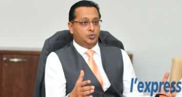 Le ministre Roshi Bhadain lors d’un point de presse sur le traité fiscal, fin juin.