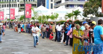 Une longue file d’attente s’est formée devant la DBM à Port-Louis, samedi 11 juillet. Des centaines de clients sont venus s’inscrire pour bénéficier d’une subvention pour l’achat d’un chauffe-eau-solaire.