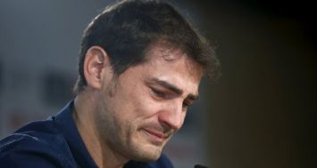 Iker Casillas était envahi par l’émotion au point d'avoir mis plus d'une minute à commencer à lire sa déclaration. 