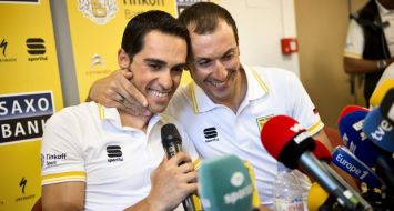 Ivan Basso (à droite) avec son coéquipier et leader chez Tinkoff, Alberto Contador, lors d'une conférence de presse.