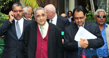 Sir Hamid Moollan en compagnie du panel d’avocats défendant le DPP dont Me Sanjay Bhuckory et Me Hervé Duval Jr, ce vendredi 7 juillet.