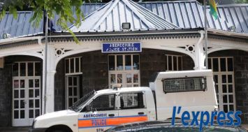 Soupçonnés d’avoir poignardé un jeune de 23 ans à Ste-Croix, deux suspects sont détenus au poste de police d’Abercombie.