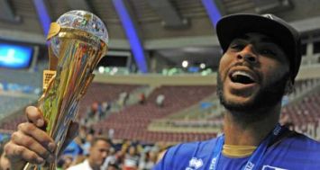 Le joueur de l'équipe de France de volley Earvin Ngapeth célèbre le titre obtenu en Ligue mondiale, le 19 juillet 2015 à Rio. [Photo: AFP]