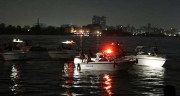 Des équipes de secours sur les lieux de la collision de deux bateaux qui a fait 13 morts sur le Nil, le 23 juillet 2015. [Photo: AFP]