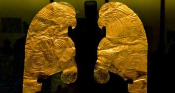 Profils d'oiseaux de proie sur des plaques d'or massif incisé datant des environs du VIIIe siècle avant notre ère, restitués par la France à la Chine et exposés à Lanzhou, la capitale de la province du Gansu, le 20 juillet 2015. [Photo: AFP]