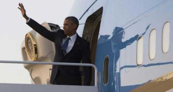 Le président Barack Obama embarque à bord de l'avion Air Force One le 23 juillet 2015 à Maryland. [Photo: AFP]
