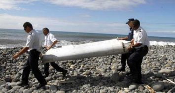 Un débris d’avion, long de deux mètres, a été retrouvé à La Réunion par des employés d’une association chargée du nettoyage du rivage. © Le Quotidien de la Réunion et de l’océan Indien