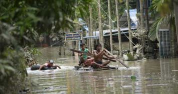 Inondation le 3 août 2015 à Kalay dans la région de Sagaing en Birmanie. [Photo: AFP]
