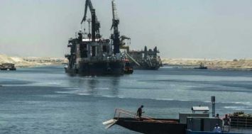 Des navires dans la seconde voie du canal de Suez le 29 juillet 2015 à Ismaïlia.