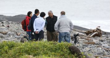 Des journalistes chinois interrrogent un expert malaisien sur le littoral, à Saint-André. La plupart des passagers du vol MH370 étaient originaires de la République populaire de Chine. 