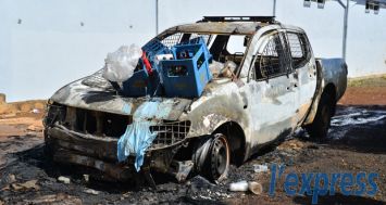  Un van de la police a été incendié à Koyratty.