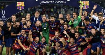 Les joueurs du FC Barcelone posent avec le trophée de la Supercoupe, remportée face au Séville FC, le 11 août 2015 à Tbilissi.