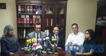 Shakeel Mohamed lors d’un point de presse à son bureau cet après-midi, mercredi 12 août, en présence de Brian Burns et de son épouse, Laina Rawat.