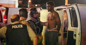 Des policiers arrêtent un homme à Ferguson (Missouri) dans la nuit du 10 au 11 août 2015.