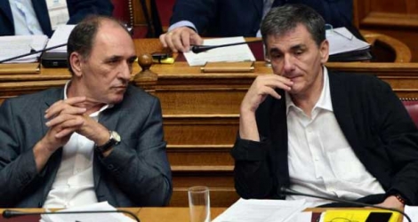 Le ministre grec des Finances Euclides Tsakalotos (d) et le ministre grec de l'Economie Giorgos Stathakis (g) pendant les débats parlementaires sur le nouvel accord avec les créanciers, le 13 août 2015 à Athènes. [Photo: AFP]