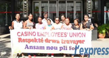 Les employés des Casinos de Maurice lors d’une manifestation pacifique devant le bâtiment d’Air Mauritius, à Port-Louis, lundi 17 août.