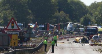 Policiers et secouristes sur les lieux où un avion de chasse de collection s'est écrasé lors d'un meeting aérien le 22 août 2015 à Shoreham-by-Sea, dans le sud de l'Angleterre.