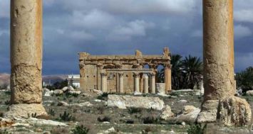 Le temple de Baalshamin, vu entre deux colonnes corinthiennes, le 14 mars 2014 dans la cité antique de Palmyre, en Syrie. [Photo: AFP]