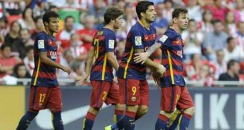 L'attaquant du FC Barcelone Luis Suarez (N.9), buteur contre l'Athletic Bilbao, félicité par ses coéquipiers, Lionel Messi en tête, le 23 août 2015 à Bilbao.