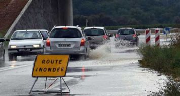 Des voitures sur une route inondée près de Montpellier, le 23 août 2015. [Photo: AFP] 
