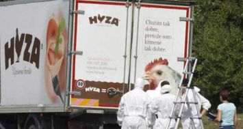 Des officiers de la police scientifique enquêtent le 27 août 2015 après la découverte de dizaines de migrants morts dans un camion en stationnement sur une autoroute près de Neusiedl am See, en Autriche. [Photo: AFP]