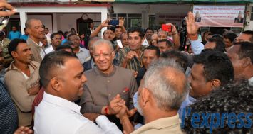 Une petite foule enthousiaste d’environ 300 personnes a chaudement accueilli l’ancien Premier ministre hier, dimanche 30 août. 