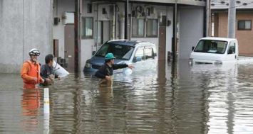 Des sauveteurs dans une rue inondée le 11 septembre 2015 à Osaki. [Photo: AFP]