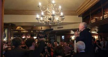 Le leader du Parti travailliste britannique, Jeremy Corbyn le 12 septembre 2015 dans un pub londonien après sa victoire. [Photo: AFP] 