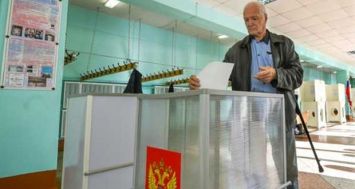 Un homme vote aux élections régionales, le 13 septembre 2015 à Kostroma, en Russie. [Photo: AFP]