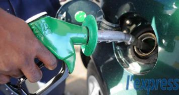 Le prix du diesel a été revu à la baisse le 4 septembre mais la polémique enfle sur le prix de l’essence qui est resté inchangé.