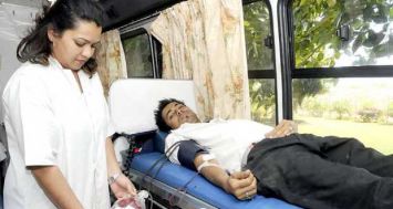 Une collecte de sang dans une caravane de santé. En sus d’aider à remplir la banque de sang et à sauver des vies, le don de sang permet au donneur de réduire son taux de fer et par conséquent prévenir les accidents cardiovasculaires.