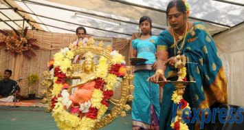 Des Mauriciens de foi tamoule lors des célébrations du Varusha Pirappu, jour férié en alternance avec le Cavadee.