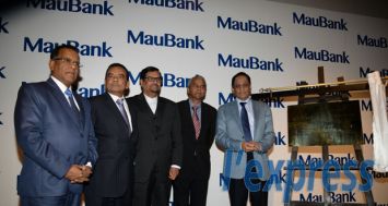 Le ministre Vishnu Lutchmeenaraidoo en compagnie des autres invités lors du lancement de la MauBank.