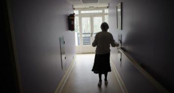 AFP/AFP/Archives - Une femme souffrant de la maladie d'Alzheimer marche dans le couloir d'une maison de retraite à Angervilliers, au sud-ouest de Paris, le 18 mars 2011