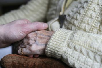 Une personne souffrant de la maladie d'Alzheimer avec un proche le 18 mars 2011 dans une maison de retraite de la région parisienne.