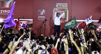 Le dirigeant de Syriza Alexis Tsipras salue la foule de ses partisans le 20 septembre 2015 à Athènes après la victoire de son parti.