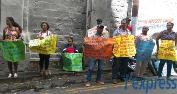 Les membres du Groupe réfugiés Chagos se sont rassemblés devant l’ambassade britannique, lundi 28 septembre.