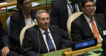 Le président cubain Raul Castro (g) écoute Barack Obama lors de son discours à la tribune de l'ONU à New York, le 28 septembre 2015. [Photo: AFP]